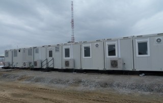 Large scale modular kitchen and dining facility in remote site